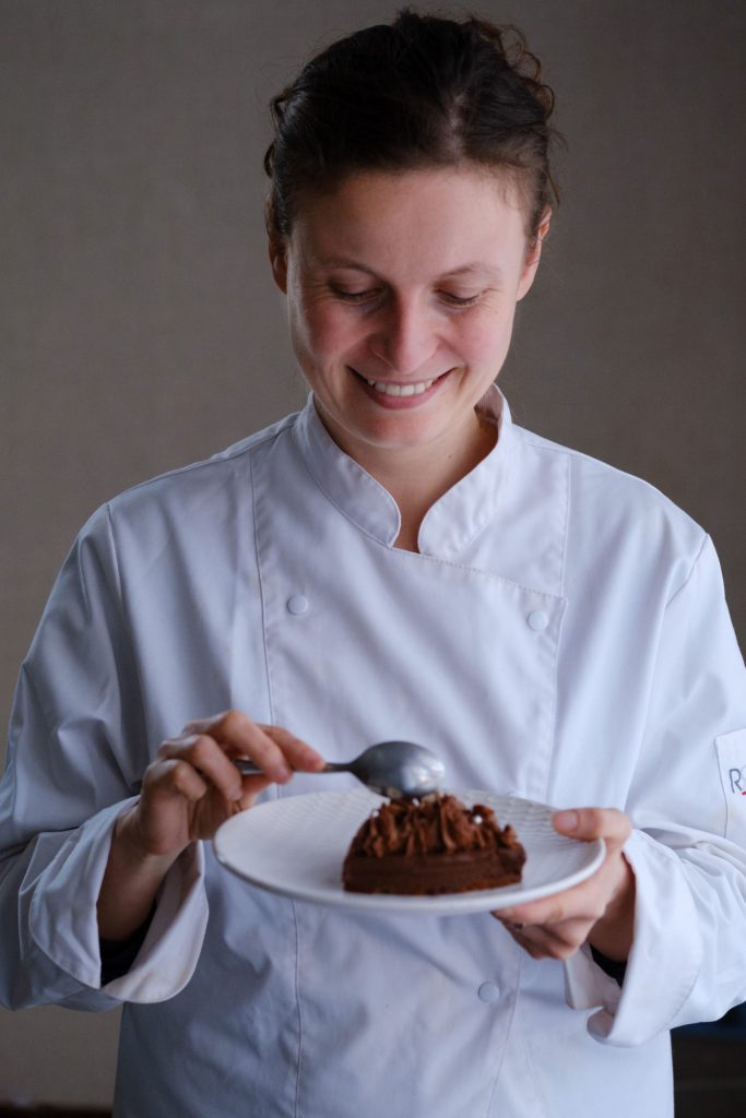 Hélène Valvo, fondatrice de La Gourmandise pour Tous, spécialiste de la pâtisserie végétale à Saint-Lys.